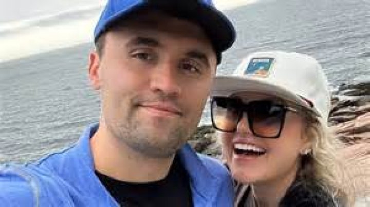 Miranda Lambert's Captivating Selfies: A Glimpse into Her Personal Style and Life